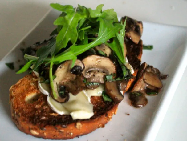 Sándwich caliente de champiñones y queso brie abierto