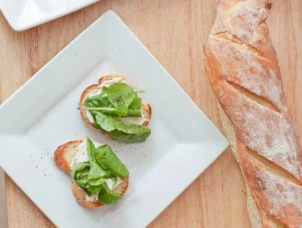 Crostini de rúcula y queso feta batido