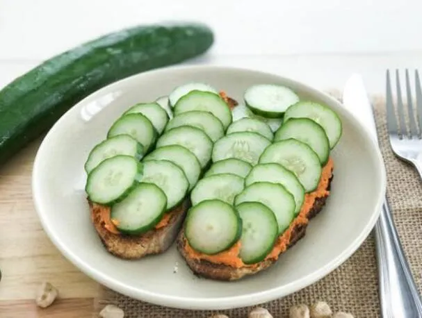 Pan integral con hummus y pepino