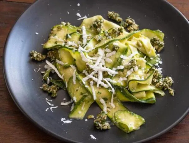 Ensalada de calabacín con aguacate, gremolata de pepita y perejil
