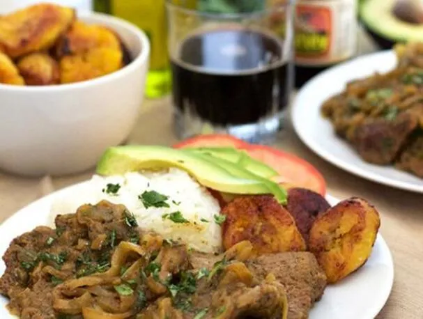 Bistec Encebollado (Bistec con Cebollas)
