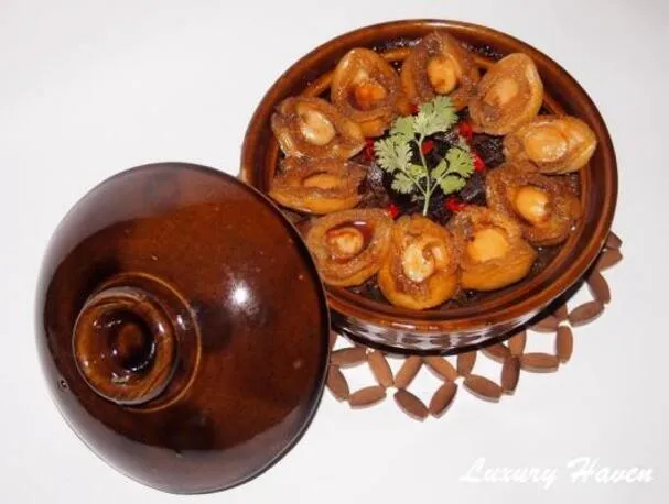 Estómagos de cerdo estofados con abulón en cazuela de barro