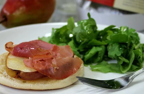 Tostadas de Pera Asada y Prosciutto