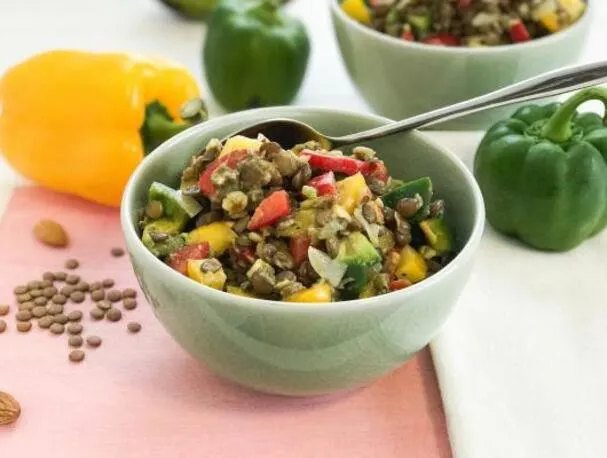 Ensalada de lentejas marrones con pimiento morrón y aguacate