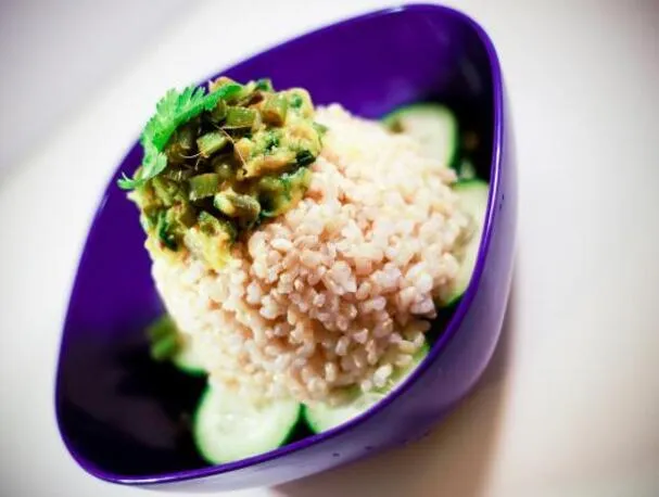 Arroz integral con judías verdes y receta de verdura de alholva