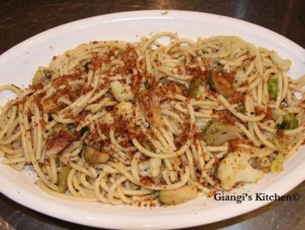 Bucatini con coliflor y coles de Bruselas