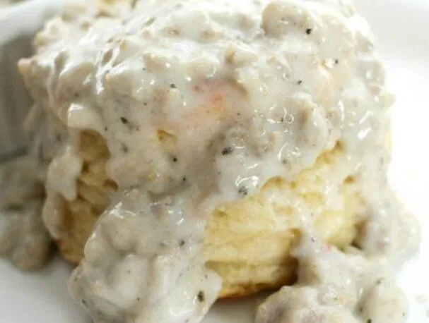 Galletas de suero de leche y salsa de salchicha casera