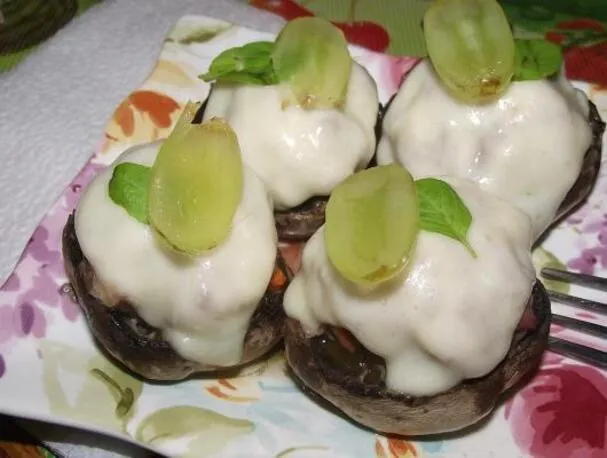 Champiñones rellenos con carne picada con albahaca limón y uvas.