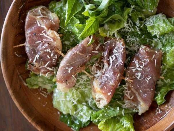 Ensalada César con Camarones Saltimbocca