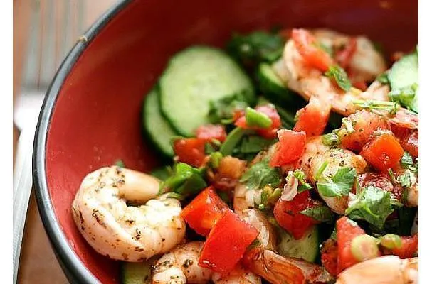 Camarones Cajun y ensalada de pepino marinado