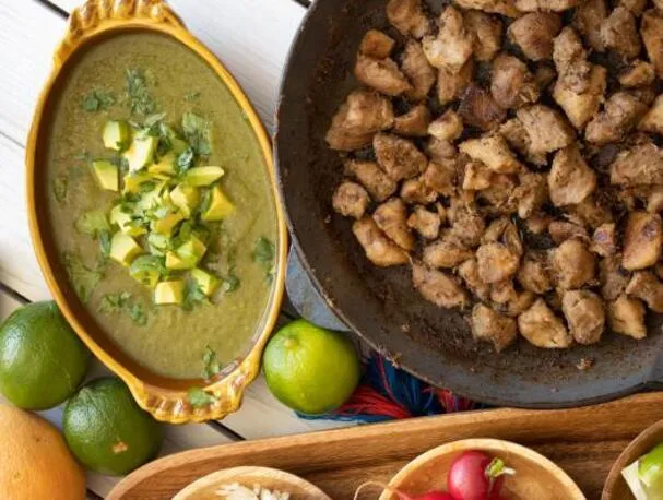 Tacos de Carnitas con Salsa de Tomatillo y Aguacate