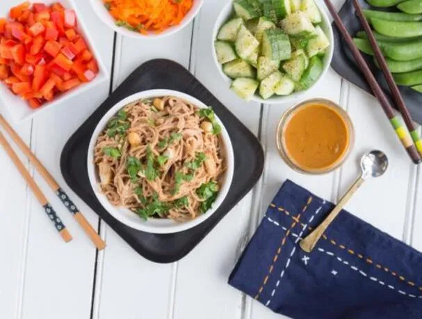 Ensalada de fideos con anacardos y verduras