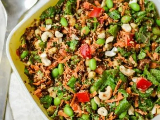 Ensalada de quinoa con anacardos y sésamo