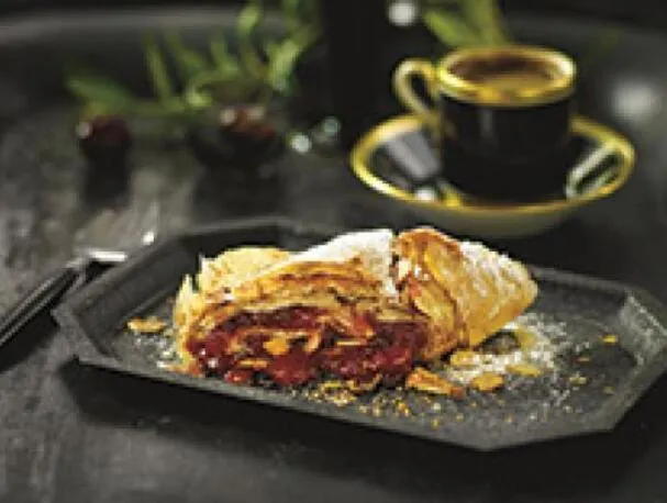 Strudel de cereza y almendras