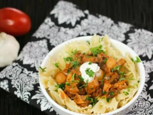 Estofado de pollo con champiñones a la borgoñona
