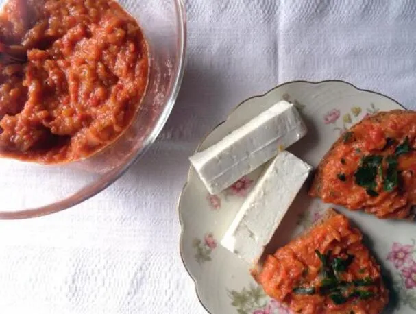 Ajvar, crema de untar o dip vegano para pan