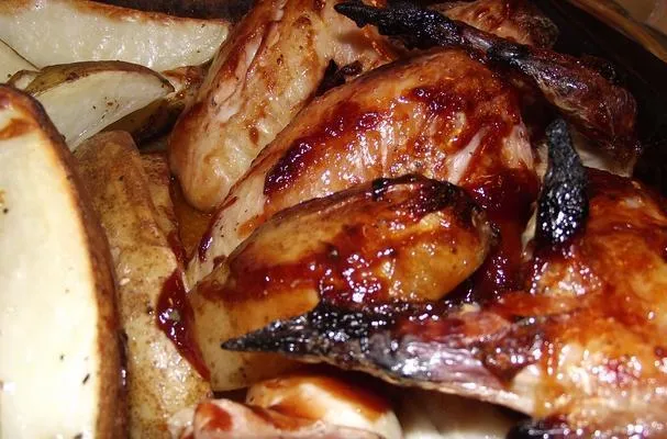 Alitas de pollo en salsa barbacoa con patatas asadas