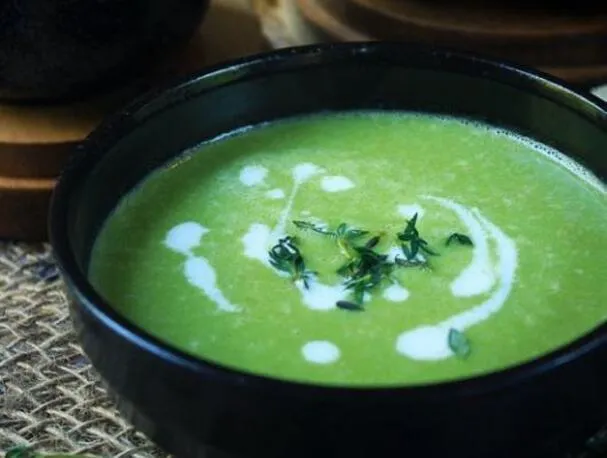 Sopa fría de guisantes verdes y cebolla