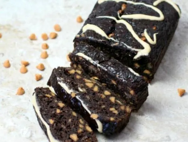 Pan de plátano con chocolate, mantequilla de maní y plátano