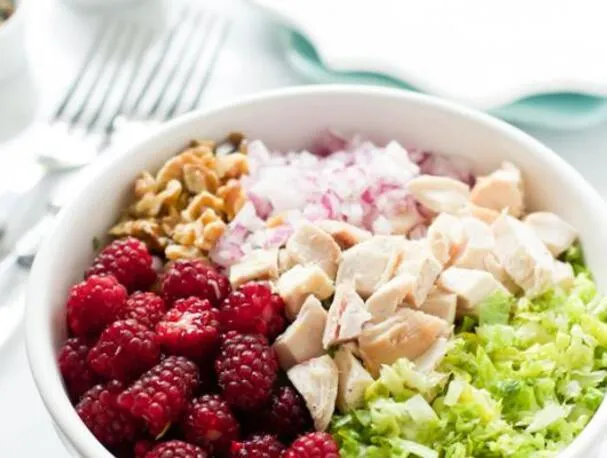 Ensalada picada con frambuesas