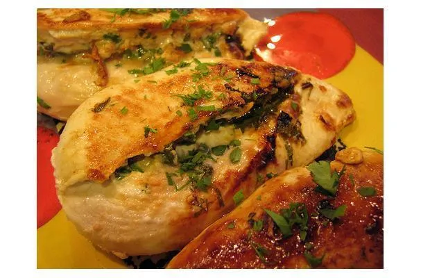 Pechugas de pollo rellenas de cilantro y ajo