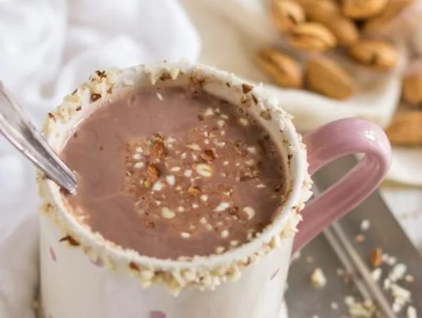 Leche de Almendras con Chocolate Caliente